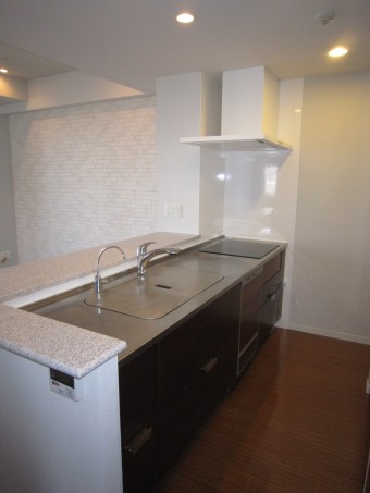 特注パイプラック&グラスホルダーで見せる収納に 特注パイプラック&グラスホルダーで見せる収納に